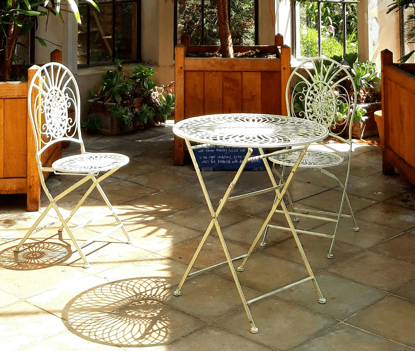 Puutarhapöytä ja kaksi tuolia