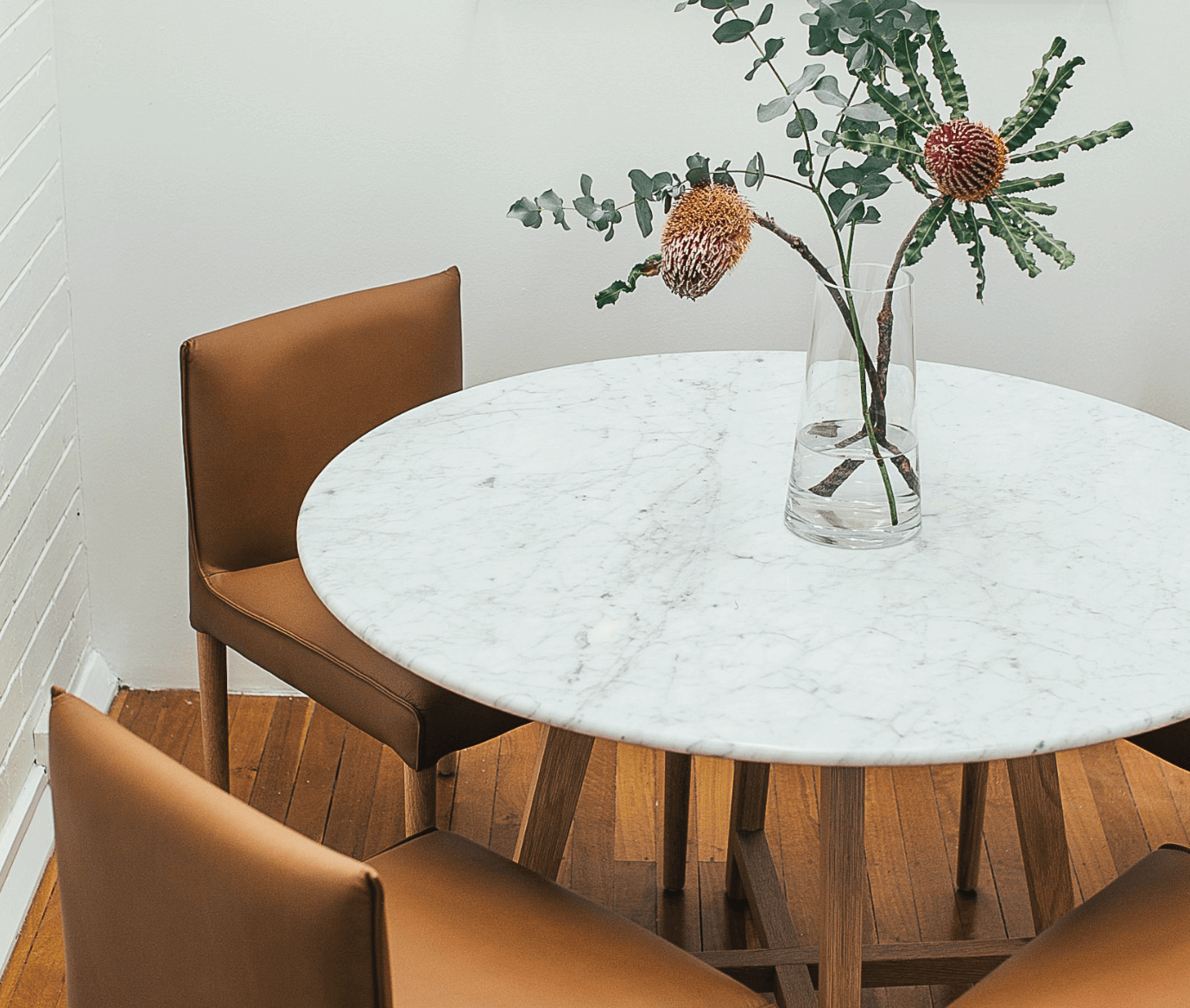 Valkoinen ruokapöytä ja ruskeat tuolit